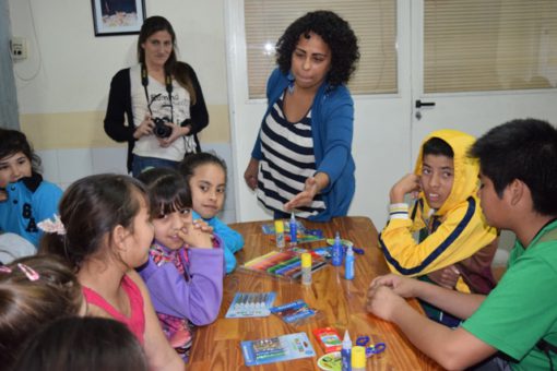 La profesora María Elena Cruz de Movimiento Darte estuvo a cargo del taller de reciclado de cuadernos.