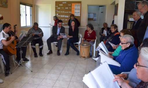 En la visita al CAM, Carolina Stanley y Carlos Regazzoni compartieron un momento del taller de folklore.