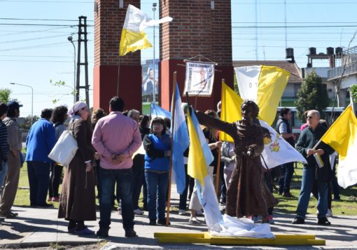 Desde temprano, vecinos de distintos barrios de González Catán se fueron congregando en la plazoleta Padre Mario Pantaleo, lugar del comienzo de la  peregrinación.