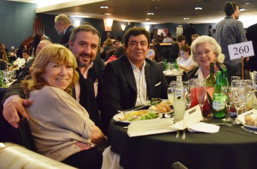 Los periodista Fanny Mandelbaum y Ekel Marich, y el exintendente de La Matanza Fernando Espinoza junto con Perla Gallardo.