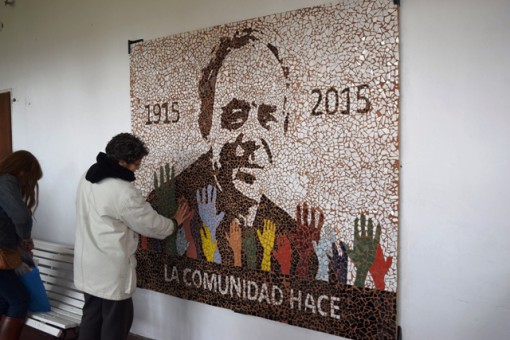 El mural instalado en la galería del Museo fue realizado en forma colectiva entre decenas de amigos que se acercaron durante los festejos por los cien años del nacimiento del Padre Mario.