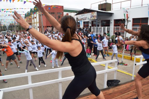 La previa de la Maratón estuvo a cargo de las profesoras Magalí Dellavalle y Emilce Alcaraz del Polideportivo.
