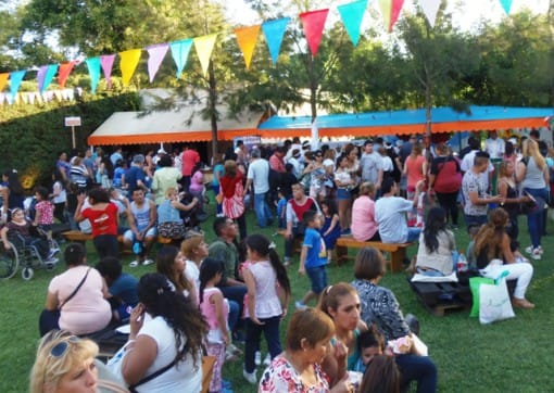 Cerca de 3 mil personas disfrutaron la jornada en los jardines del edificio de Pantaleo 201, González Catán, sede de la Plaza de Artes y Oficios.
