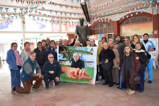 El numeroso grupo de concurrentes al Centro de Día Ntra. Sra. del Hogar, junto a la estatua que recuerda a nuestro querido Padre Mario.