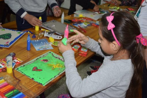 ¡A decorar! Los chicos utilizaron brillantina, plasticolas de colores y fibras para embellecer sus anotadores.