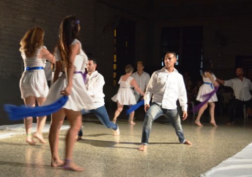 Los alumnos del profesorado de Educación Física presentaron una coreografía para homenajear a los egresados.