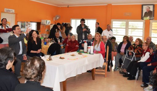Los funcionarios compartieron una ronda de mates con los adultos mayores mientras estos los interiorizaban sobre sus necesidades.