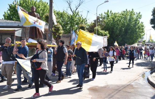 Cristo Caminante llega a la Capilla llevado en andas por los fieles.