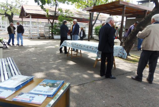 Una charla entre amigos después del remate. La Obra del Padre Mario montó un stand con material de difusión de las actividades.