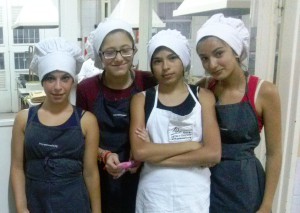 Los chicos del grupo Pre-Plaza se encargaron de cocinar cosas ricas para todos.