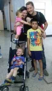 Christian junto a sus padrinos.