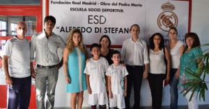 Las ejecutivas de CAF junto con representantes de la OPM y niños beneficiarios del programa.