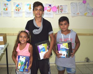 Gracias al aporte solidario de los padrinos, se repartieron kits con útiles escolares.