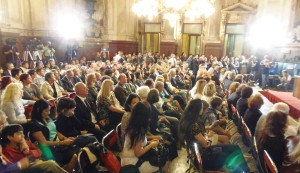 Más de 300 personas colmaron el Salón Azul del Congreso de la Nación, un lugar histórico que ha sido escenario de algunos de los actos más importantes de la historia argentina.