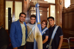Los abanderados de nuestra Escuela Secundaria junto con el profesor Alan Aisa acompañaron a Perla durante todo el acto.