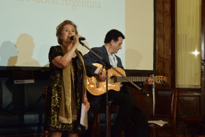 Leticia Daneri interpretó una canción que compuso junto con César Isella en homenaje al Padre Mario y, a pedido de Perla, cantó “La vie en rose”. 