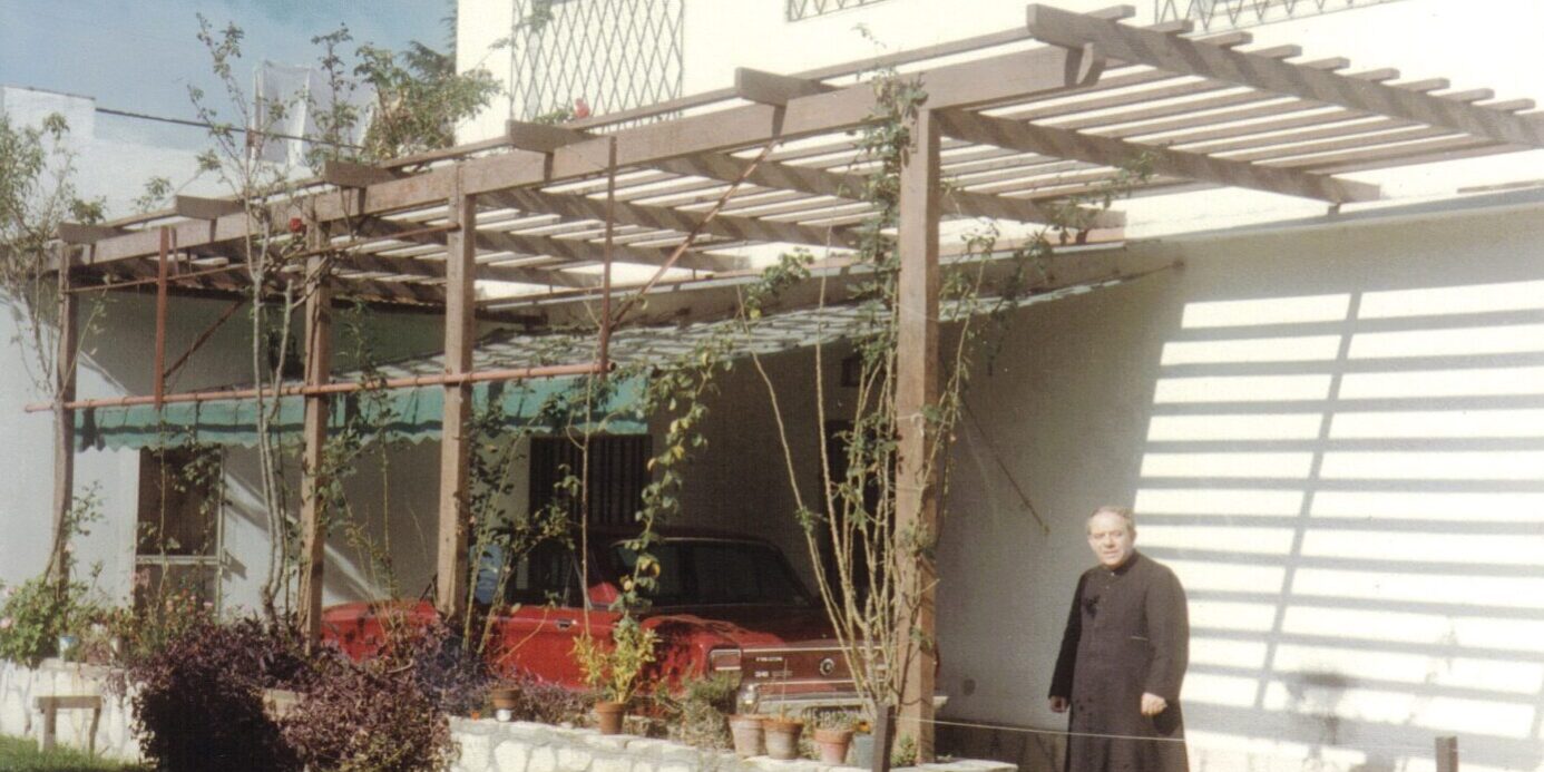 Padre Mario su lugar