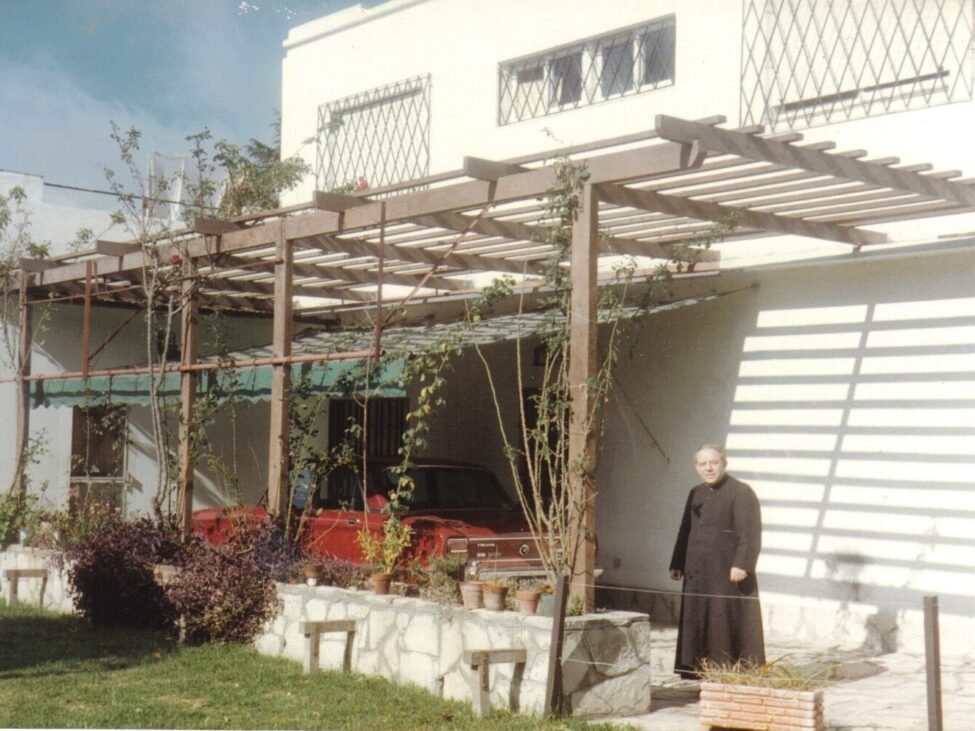 Padre Mario su lugar