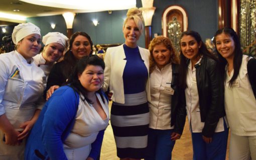 Vicky Xipolitakis con egresados de la Plaza de Artes y Oficios y del Centro Universitario. “Admiro a todos estos chicos que se esfuerzan día a día para superarse en la vida”, dijo la actriz.