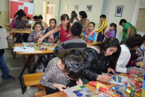 Niños y adolescentes del Centro Educativo La Huella participaron en el Taller de reciclado por el cuidado del planeta.
