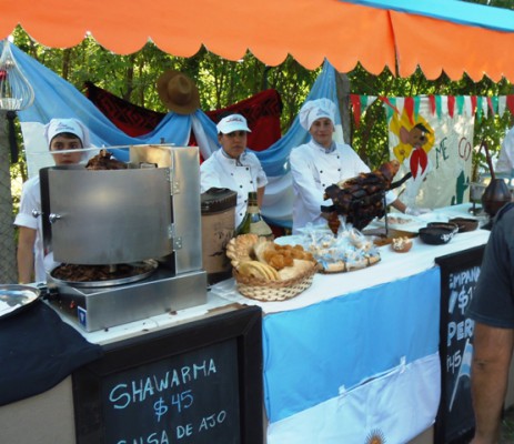 Los alumnos de la PAYO presentaron puestos con cocina de distintos países.