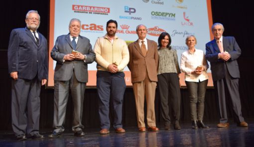 Los distinguidos con la Mano Solidaria acompañados por el dr. Garavelli.