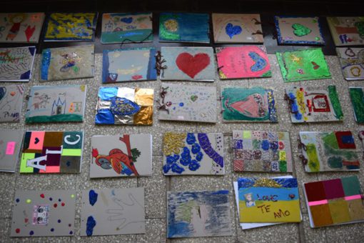 Algunos de los chicos les regalaron sus cuadernos a la empresa Royal Canin para la exposición que realizará sobre sus trabajos con la comunidad.