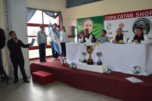 Fabio Rau resaltó ante cientos de padres, chicos y docentes que “buscamos que la competencia sea un encuentro que rescate buenos valores”.