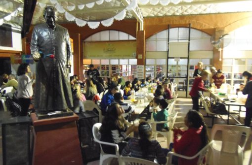 La comunidad de Villa Carmen, junto con nueve grupos de parroquias vecinas, compartieron un refrigerio a la canasta.