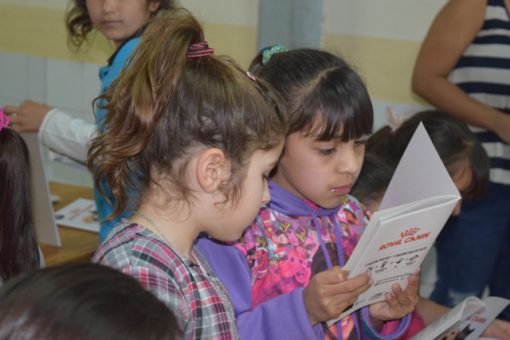 La empresa Royal Canin entregó cuadernos a los chicos del Centro Educativo La Huella.