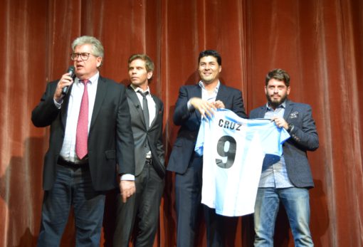 Nuestros amigos Juan Lalor y Sebastián “Pollo” Vignolo remataron una camiseta de la selección argentina acompañados por el exdelantero Julio Cruz y Diego Maradona Jr.