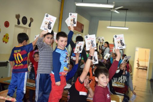 Los chicos están felices con los cuadernos de papel reciclado que les obsequió la empresa Royal Canin.