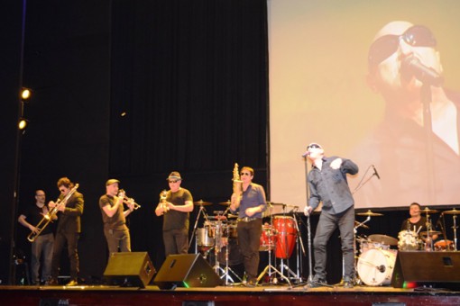 La multitudinaria banda La Mosca puso un broche de oro a la cena con un show en el que invitó a bailar a los 450 amigos presentes.