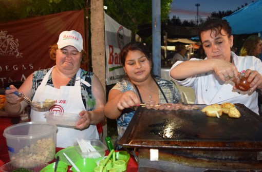 Elba, ganadora de la primera temporada de MasterChef Argentina, estuvo acompañada por otras dos participantes del programa, Laura y Majo. Juntas brindaron sus conocimientos en una charla de cocina y cocinaron comida regional.