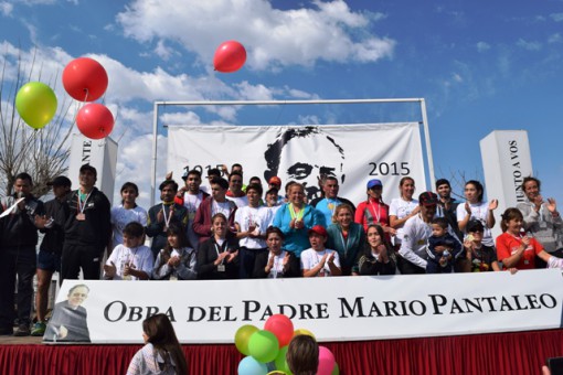 Todos los premiados, en el podio.