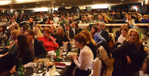 450 personas asistieron a la cena. De lo recaudado, se distribuirán 40 becas universitarias y 41 para cursos de formación de oficios.