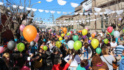 Gran emoción. 3000 intenciones volaron al cielo en los 800 globos de colores que fueron repartidos entre los asistentes.
