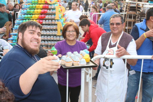 Este año, el Centro de Industriales Panaderos de La Matanza Sur prepararon 5000 muffins en una estructura de 3 metros que formó el logo de la Obra del Padre Mario.