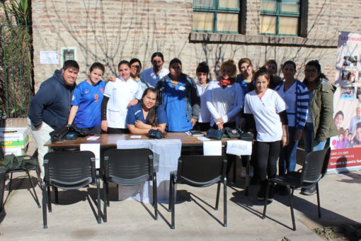 Los estudiantes de Enfermería que cursan en el CUP asistieron a los visitantes a través del control de presión arterial.