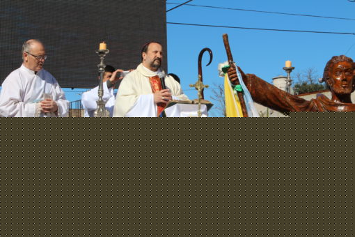 El Obispo de Laferrere, Mons. Gabriel Barba, ofició la Santa Misa y en su homilía expresó: "El Padre Mario es un puente que nos tiene que llevar a Cristo".