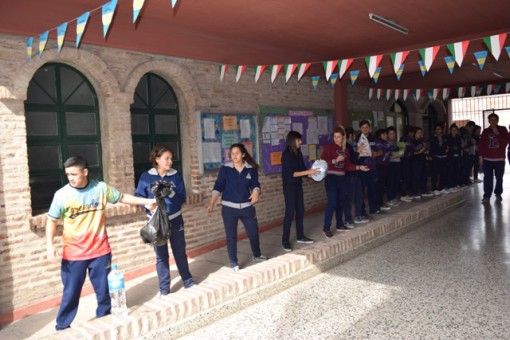 Nuestros alumnos se sumaron a ayudar a clasificar las donaciones para los inundados.