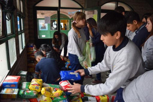 Más de 1.200 kilos de alimentos se reunieron para asistir a los damnificados.