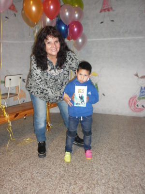 Ian Pérez recibió un premio en uno de los juegos de parte de Marta, su profesora de dibujo.