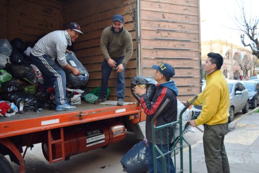 Colaboradores de la Obra descargaron seis camiones con ayuda solidaria.