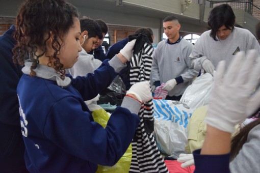 Los alumnos de nuestra escuela secundaria trabajaron con sus profesores para clasificar las donaciones.
