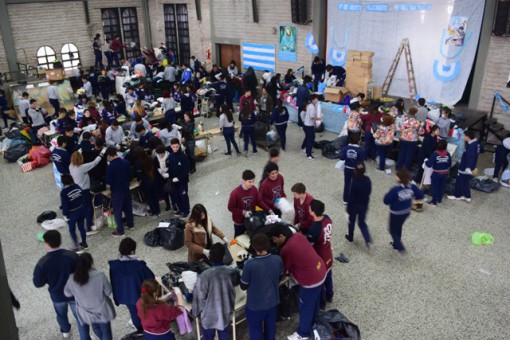 El SUM de las escuelas se convirtió en un centro de acopio para, posteriormente, entregar la ayuda a los afectados por las donaciones.